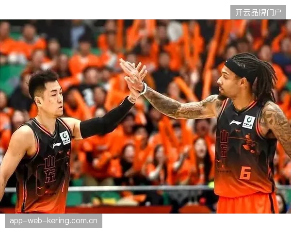 山东队防守悍将高诗岩表现抢眼，球队依靠坚韧的防守轮换体系稳固季后赛席位